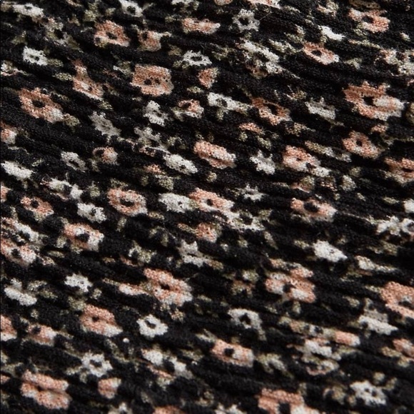 🎄 Hollister cinch front textured top black floral L - Picture 2 of 5